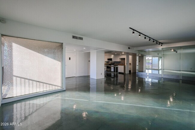 Building Photo - 353 E Thomas Rd