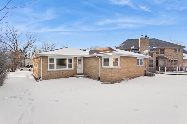 Building Photo - 645 Justina St