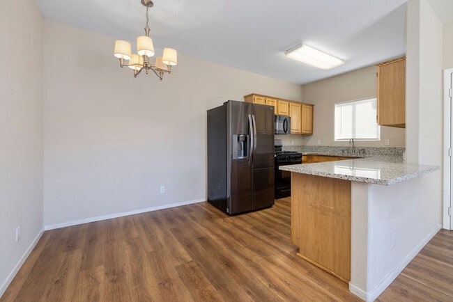 Building Photo - Gated 2 Bedroom 2 Bath Condo on the Second Floor