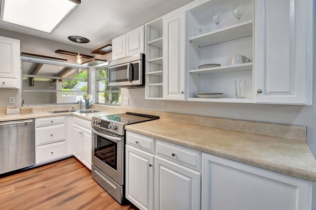 Building Photo - Bluelake Unit 3