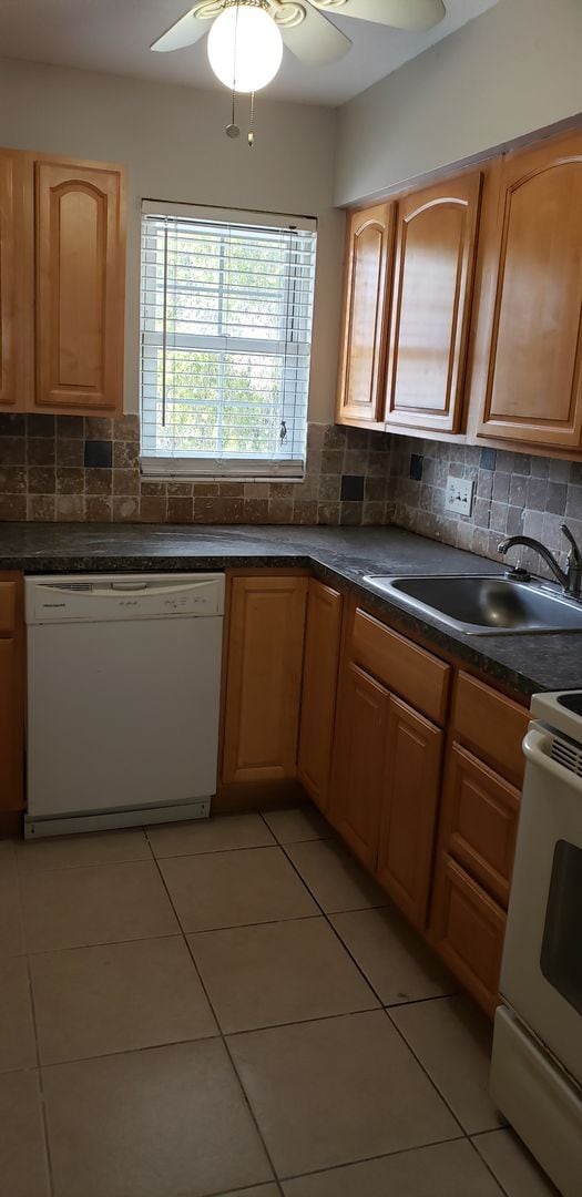 Building Photo - Cozy 2nd floor condo by Lake Underhill