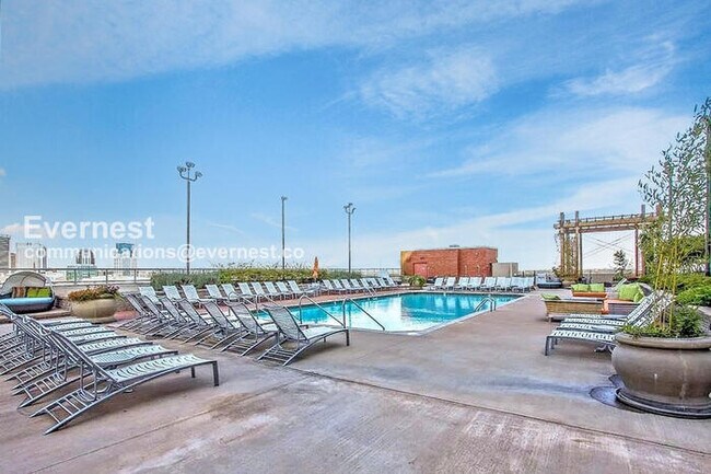 Building Photo - Modern 1-Bedroom Condo with City Views in Prime Nashville Location / Available Now!