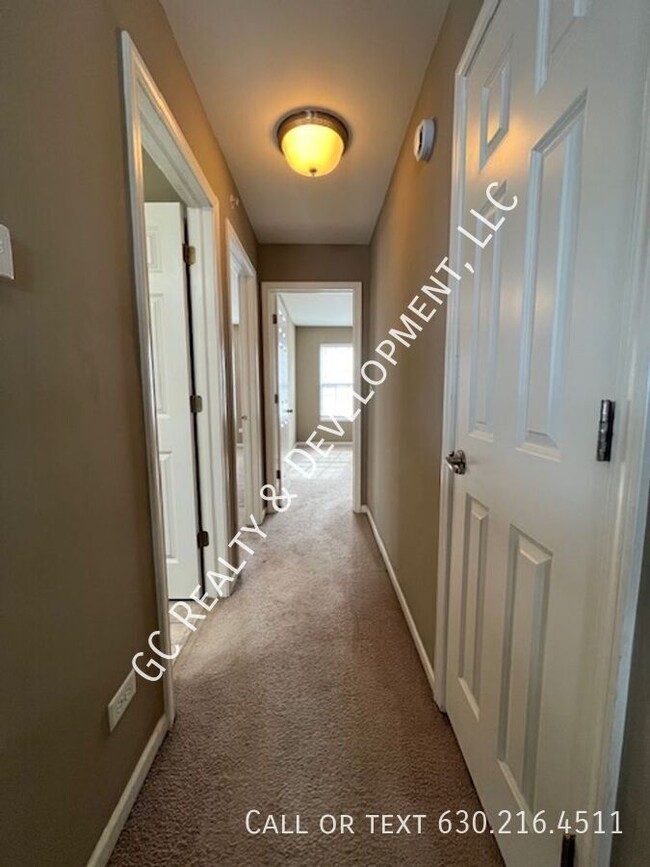 Building Photo - *** BACK ON MARKET / END UNIT TOWNHOUSE / ...