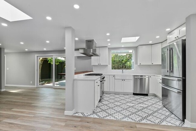 Building Photo - Elegant Air-Conditioned Newly Remodeled Matthews Beach Rambler