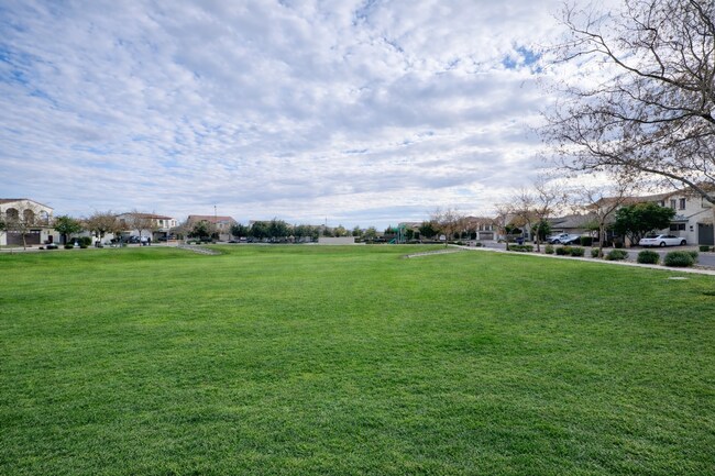 Building Photo - 4070 S Pearl Dr