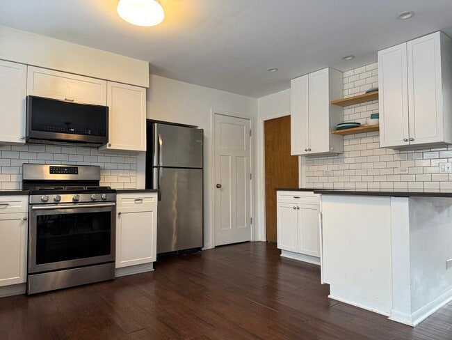 Building Photo - 523 Elm St