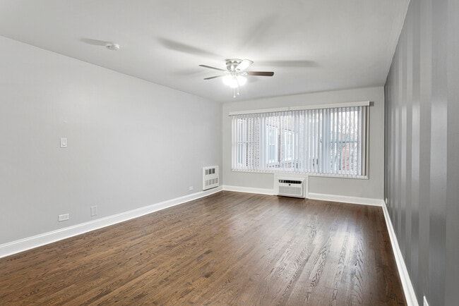 Building Photo - 7634 N Eastlake Terrace