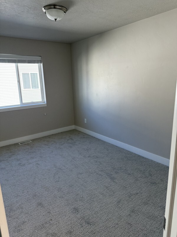 Building Photo - 1567 N 400 W