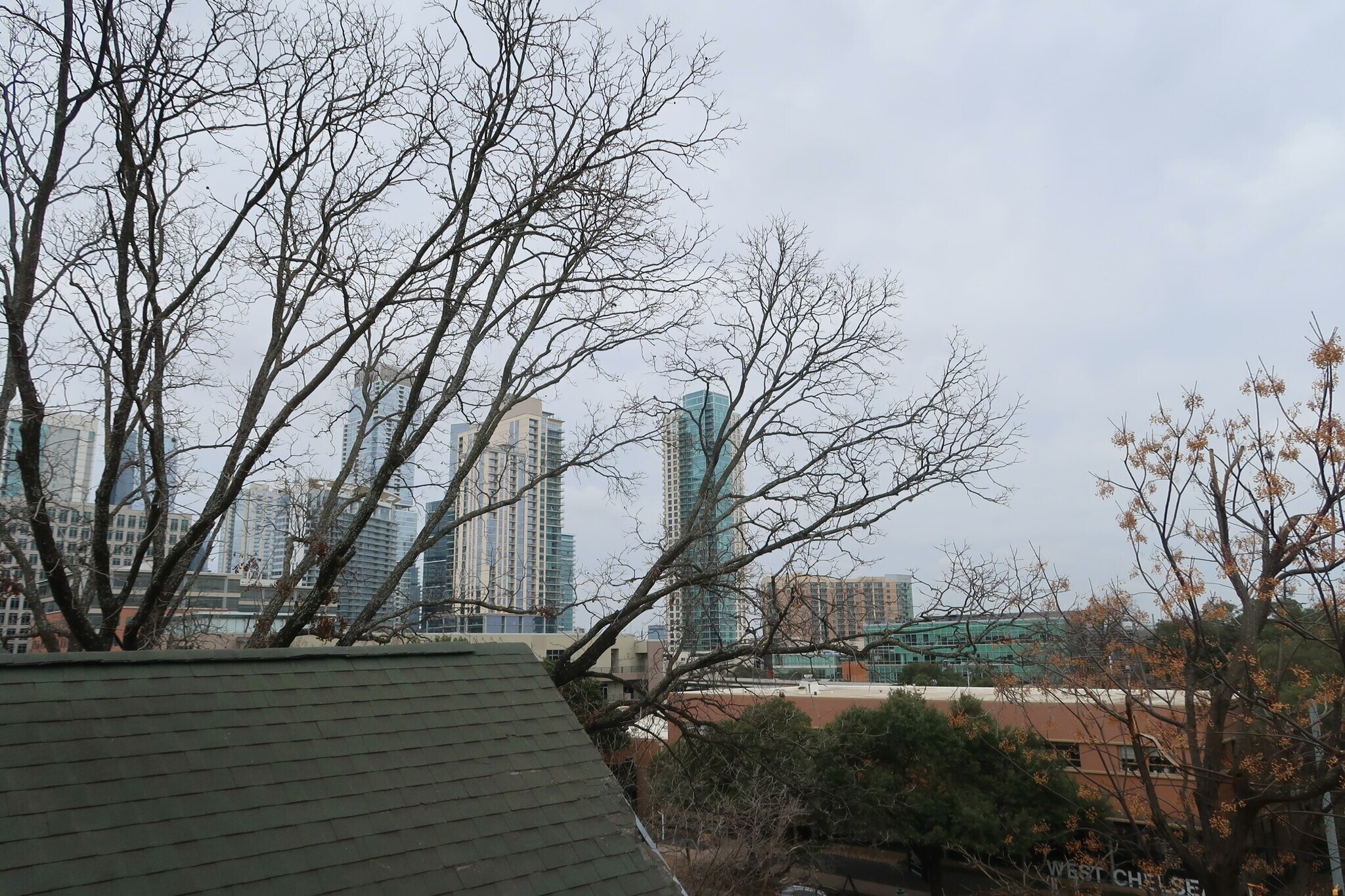 Building Photo - 1106 W 6th St