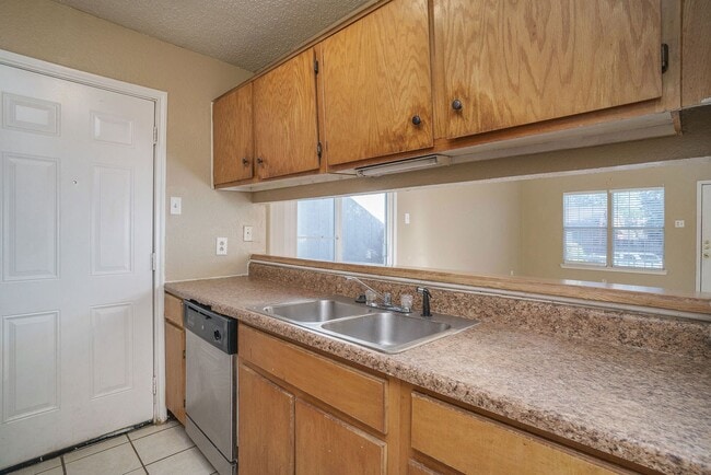 Building Photo - Charming 3-1-1 in S Dallas