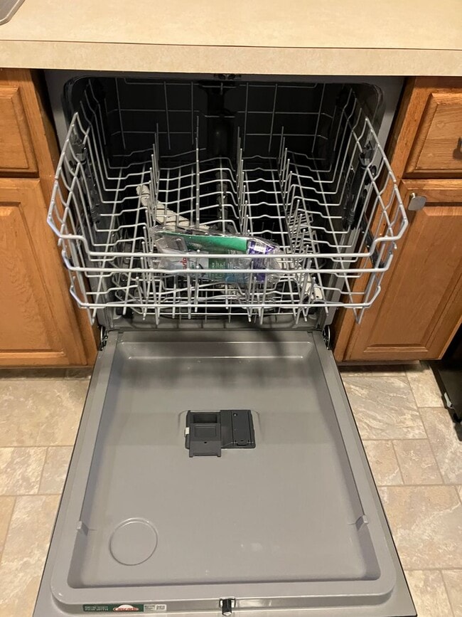 Building Photo - Spacious 4 bedroom 1.5 bath ranch Eastwood