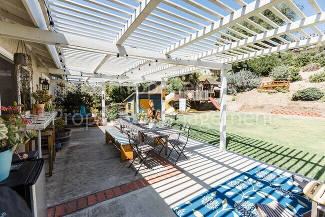 Building Photo - Beautifully Upgraded 3 Bed / 2 Bath Home –...