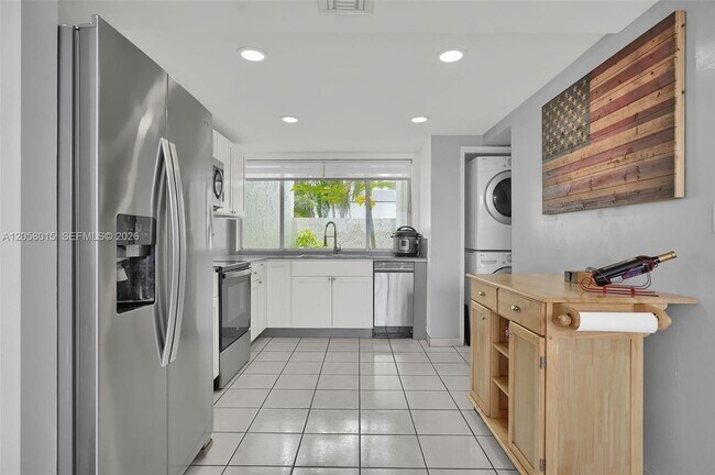 Building Photo - 9177 Fontainebleau Blvd