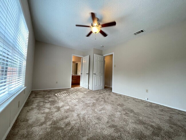 Building Photo - 4 Bed 2 Bath