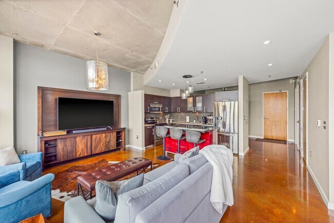 Building Photo - 600 12th Ave S