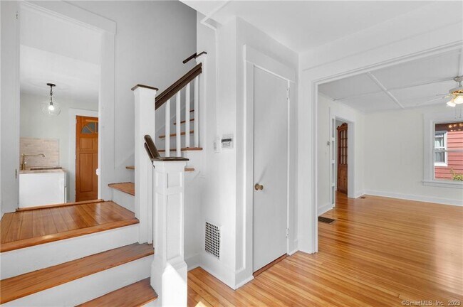 Building Photo - 22 Sycamore Ln