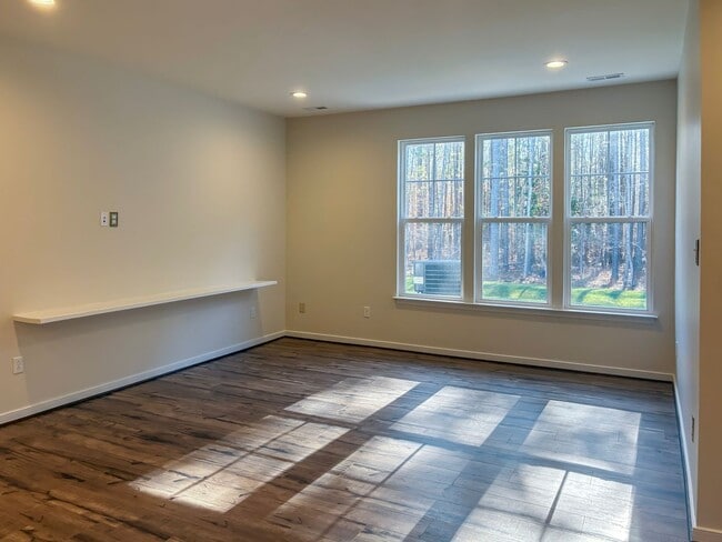 Building Photo - 4 Bedroom, 3.5 Bathroom in Magnolia Green