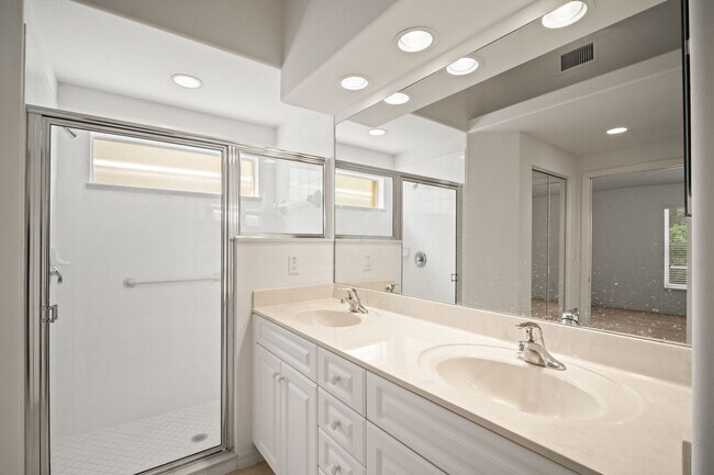 Building Photo - Beautiful Villas 3 beds 2 baths in a Gated...