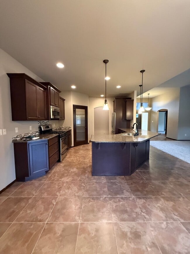 Building Photo - 4 bed 2 Bath off Keene