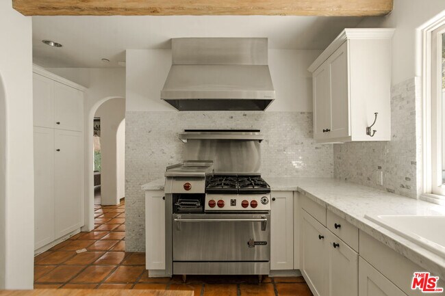 Building Photo - 1407 N Beverly Dr