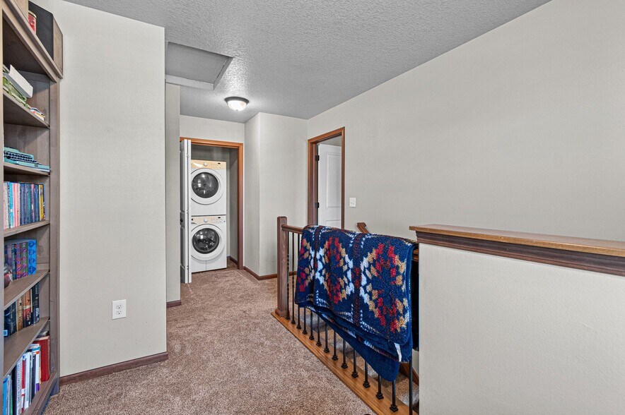 Building Photo - 1556 Burr Dr