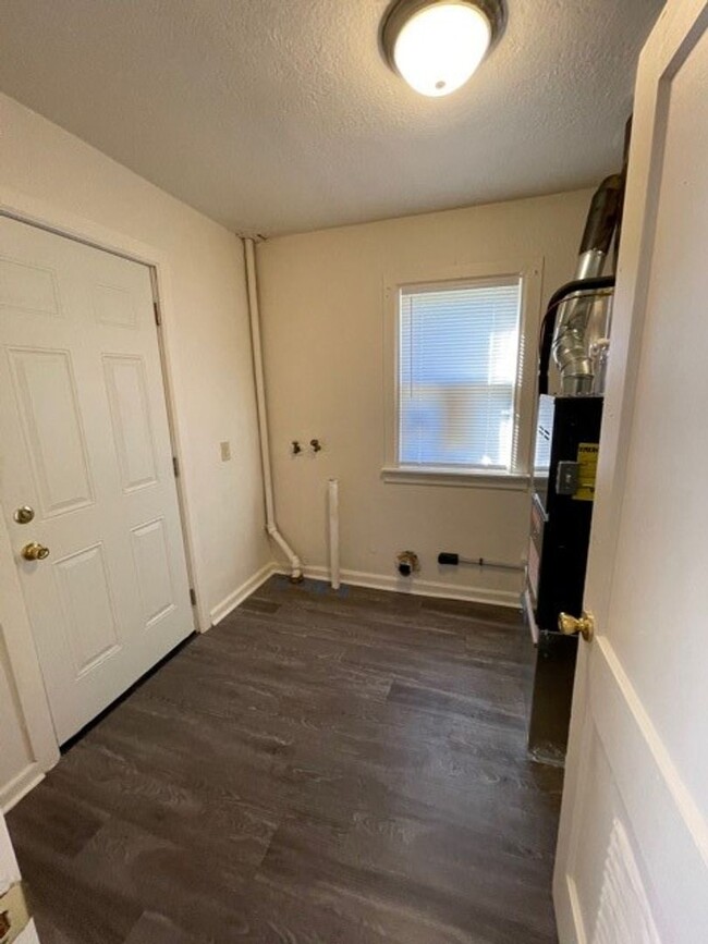 Building Photo - Available NOW! Darling 2 Bedroom Ranch