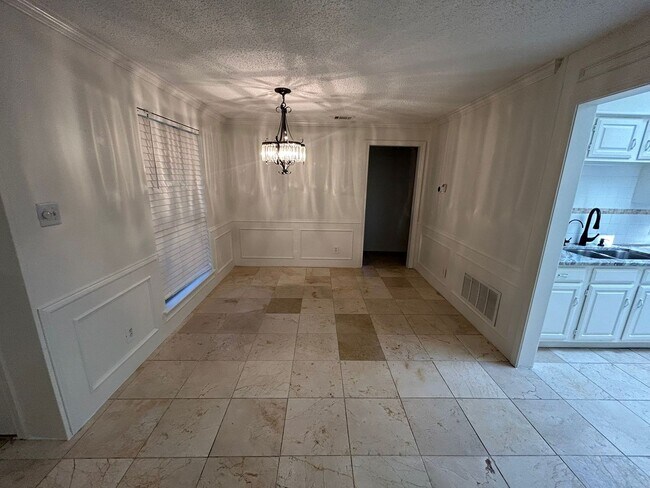 Building Photo - 2019 Chalfont Dr