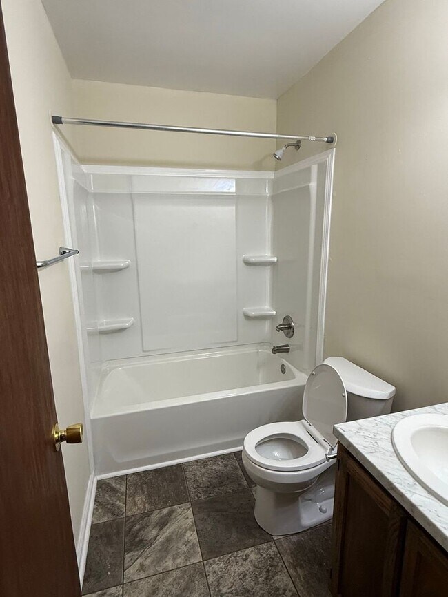 Building Photo - Nice 2 bedroom, 1 bath duplex