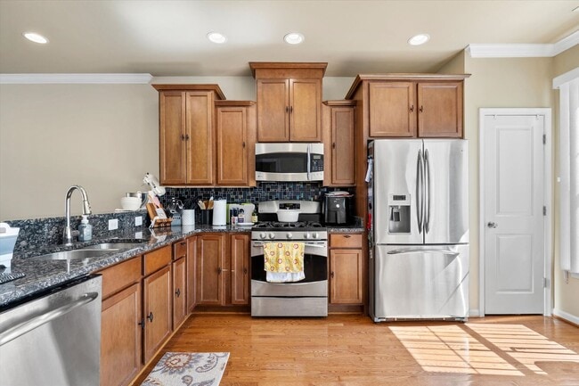 Building Photo - 3-Level Townhome in Woodstream!