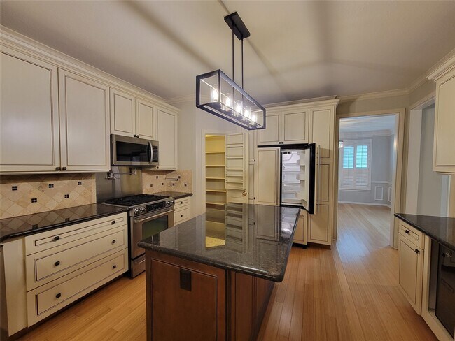 Building Photo - 2214 Old S Dr