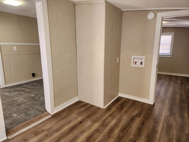 Building Photo - 213 W 9th St