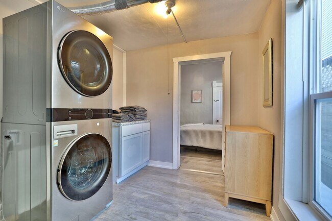 Building Photo - Lyndale Livings