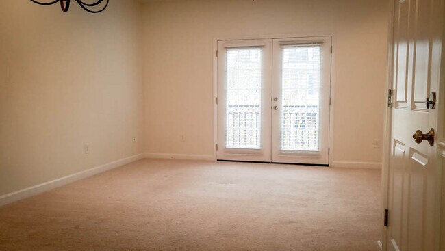 Building Photo - Steps from Shopping, Dining, & Entertainment in The Market Common