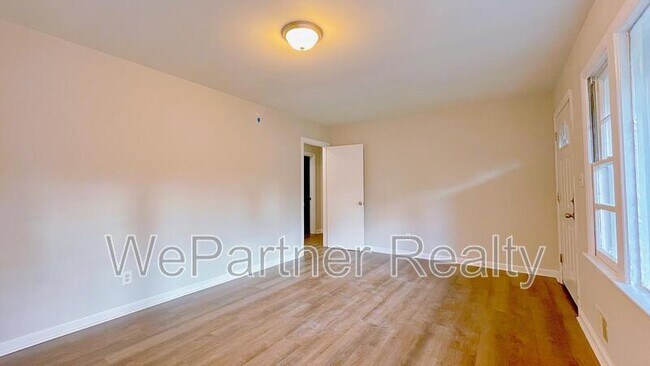 Building Photo - 2744 Fairlane Dr SE