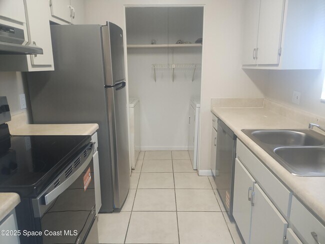 Building Photo - 200 International Dr