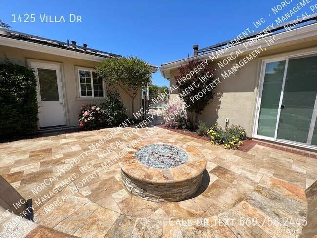 Building Photo - 1425 Villa Dr
