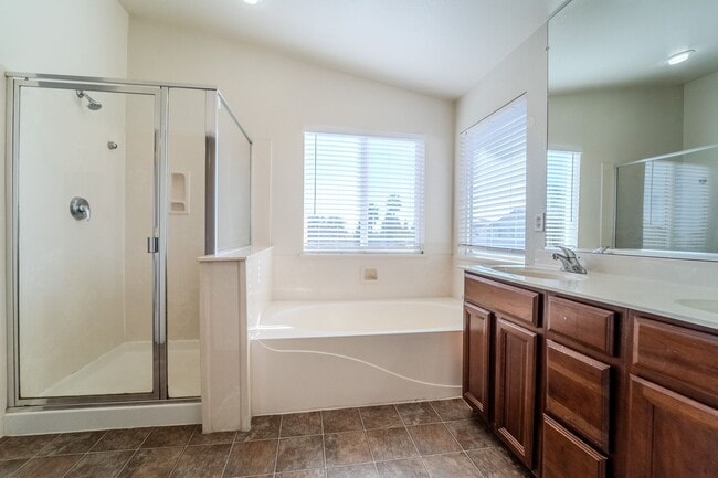 Building Photo - ? Spacious 4-Bedroom, 2.5-Bathroom Home in...