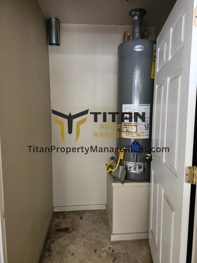 Building Photo - 3b/2b house