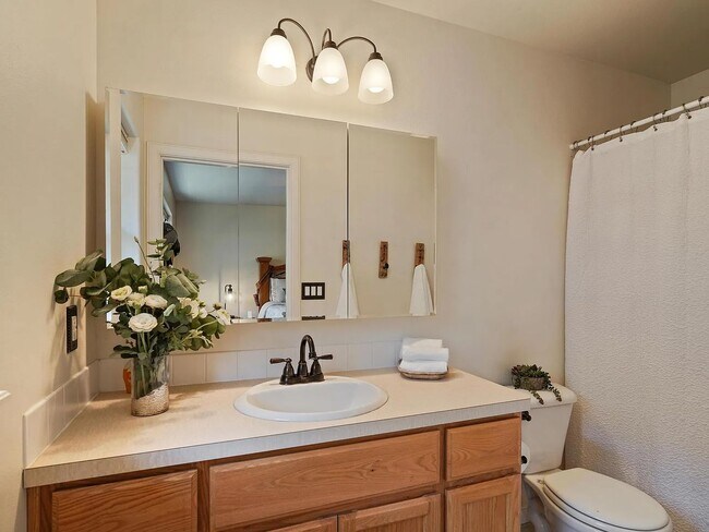 Building Photo - Spacious Prineville Home with Large Backyard!