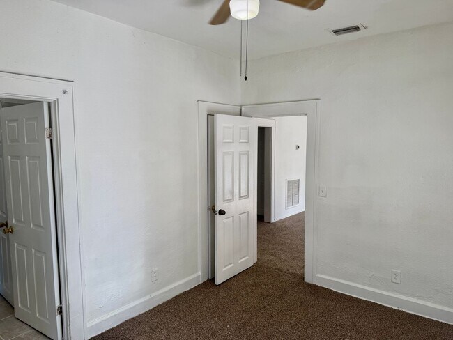 Building Photo - 3/1 Located in South St. Pete!