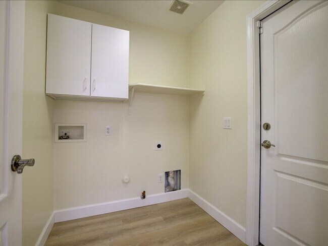 Building Photo - 3 Bedroom 2 Bathroom