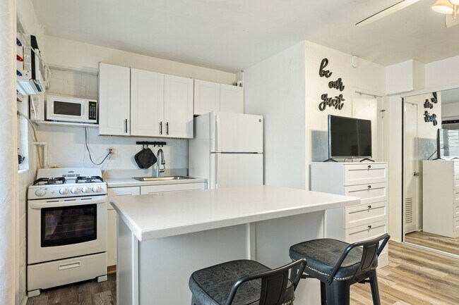 Building Photo - Fully Furnished Studio, 1 Bathroom. NO parking. Electric, water and sewer are included in the rent.