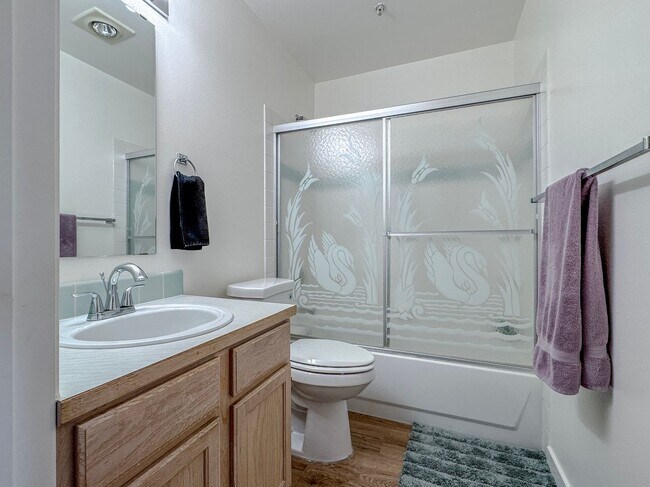 Building Photo - Top Floor Northgate 2 bed/2 bath Condo, $2...