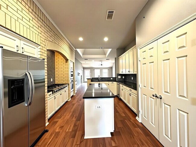 Building Photo - 1423 Greenway Village Dr