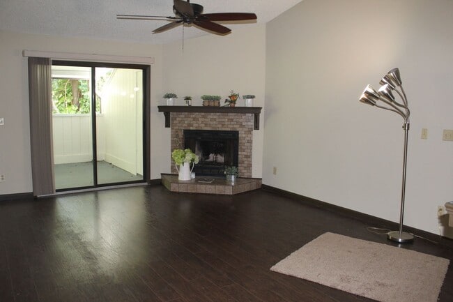 Building Photo - 2 bed 2 bath condo