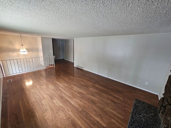 Building Photo - Beautifully Home in the Valley