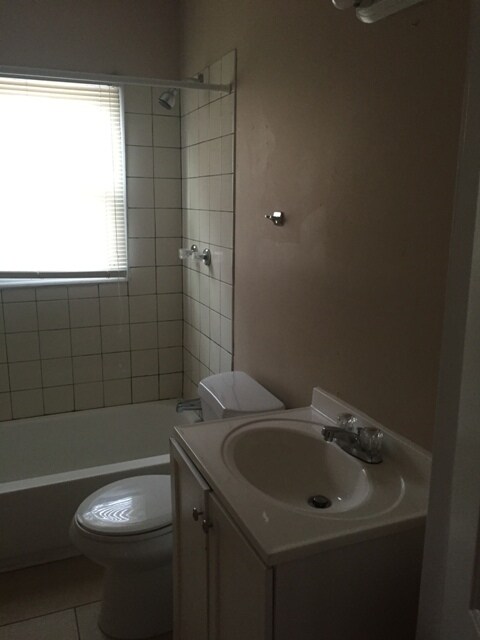 Building Photo - Quiet and Cozy 3 Bedroom 2 Bathroom Home in East Point!