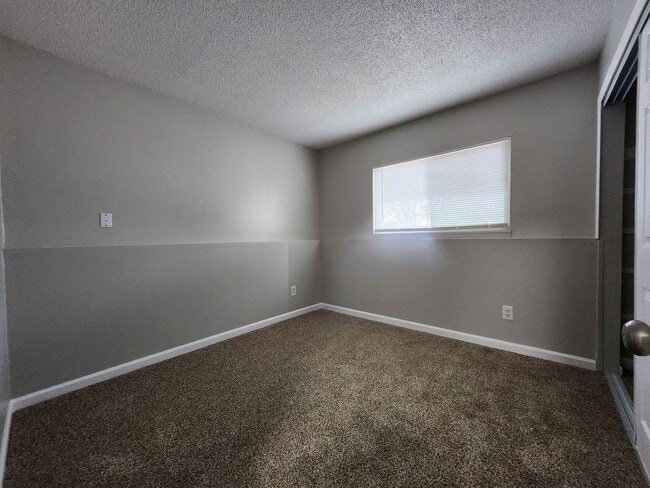 Building Photo - 2922 Straus Ln