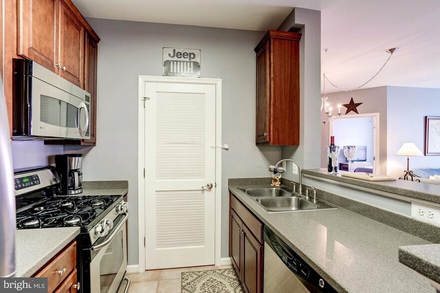 Building Photo - 21228 McFadden Sq