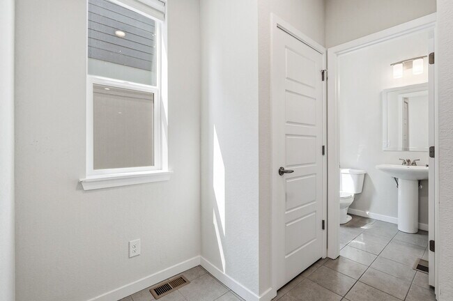 Building Photo - 137 Mohawk Cir
